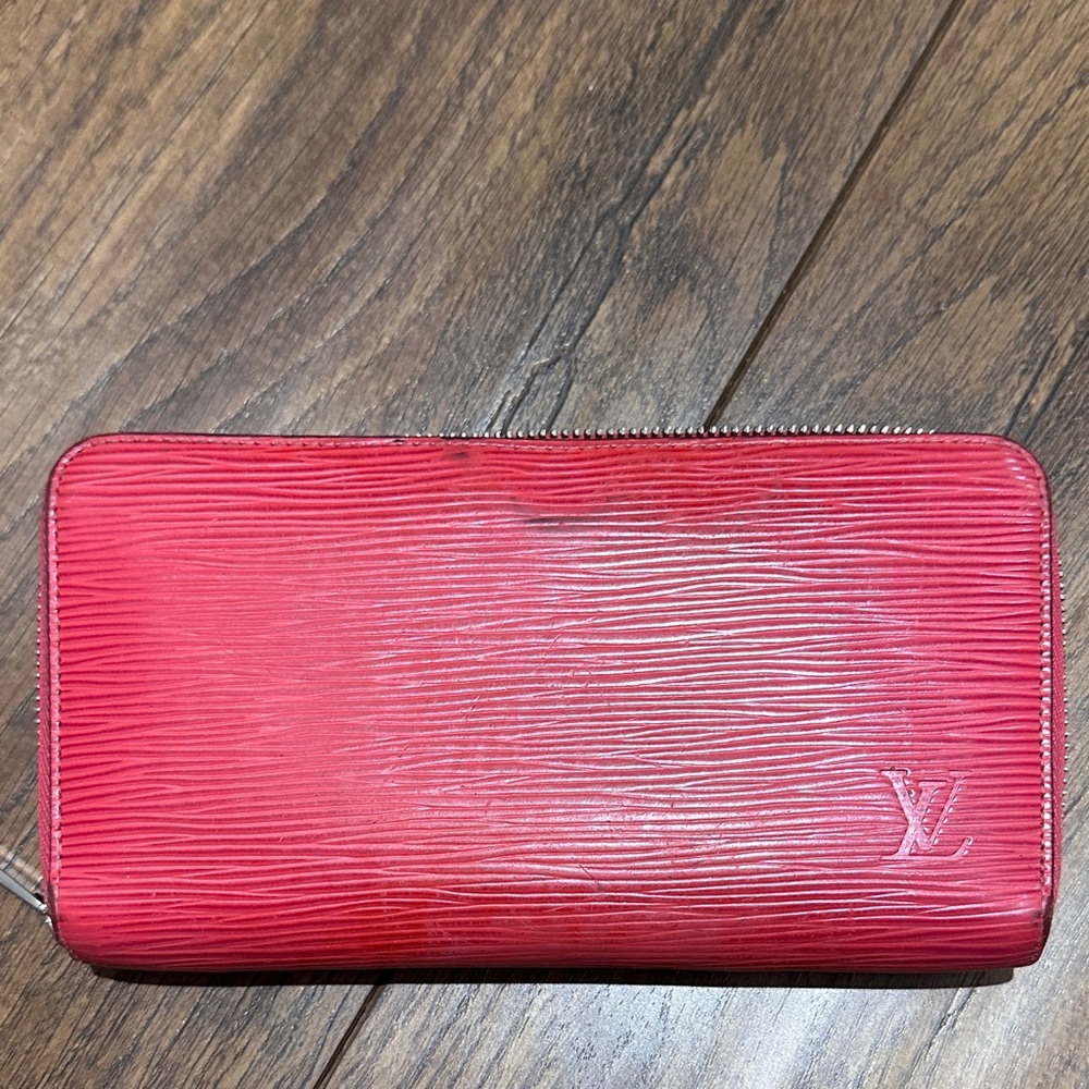 AUTHENTIC Louis Vuitton Zippered Wallet. Red.